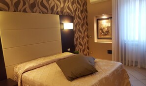 Desk, free WiFi, bed sheets - B&B Emozioni Romane (Rome)