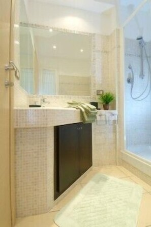 Bathroom | Shower, hair dryer, bidet, towels - B&B Emozioni Romane (Rome)