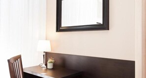 Desk, free WiFi, bed sheets - B&B Emozioni Romane (Rome)