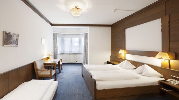 Triple Room | In-room safe, iron/ironing board (on request), free WiFi, bed sheets - Hotel Goldener Loewe (Kufstein)