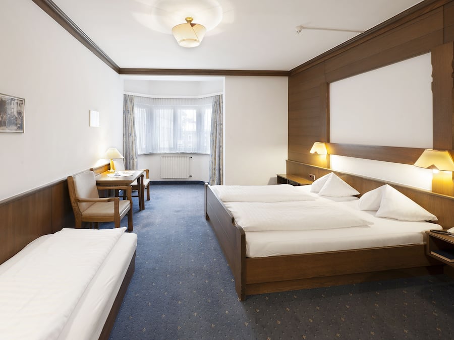 Triple Room | In-room safe, desk, iron/ironing board, free WiFi