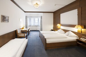 Caja de seguridad en la habitación y escritorio 