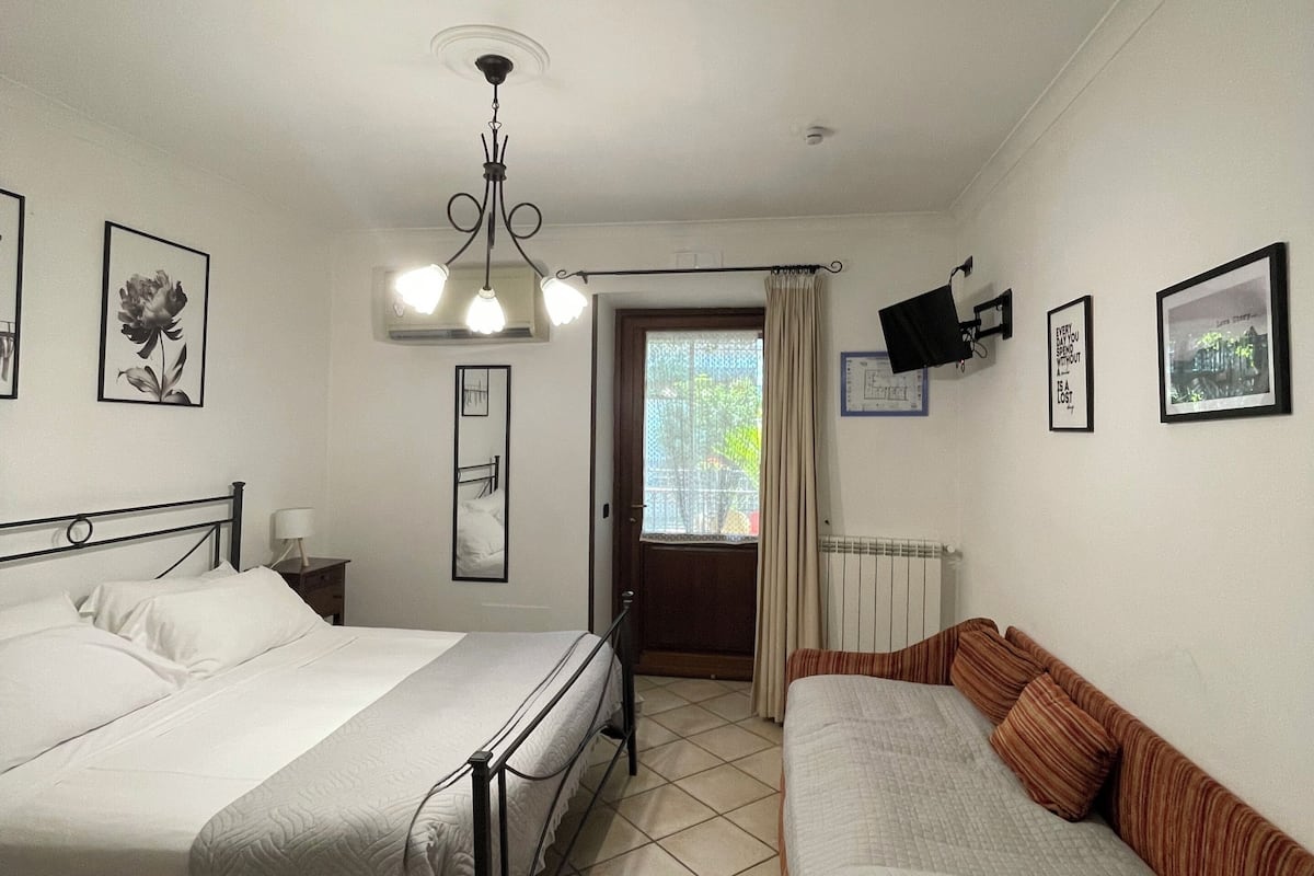 Basic Triple Room | Premium bedding, desk, soundproofing, WiFi (free)