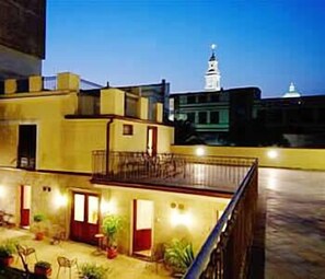 Front of property - evening/night - Albergo Pace (Pompei)