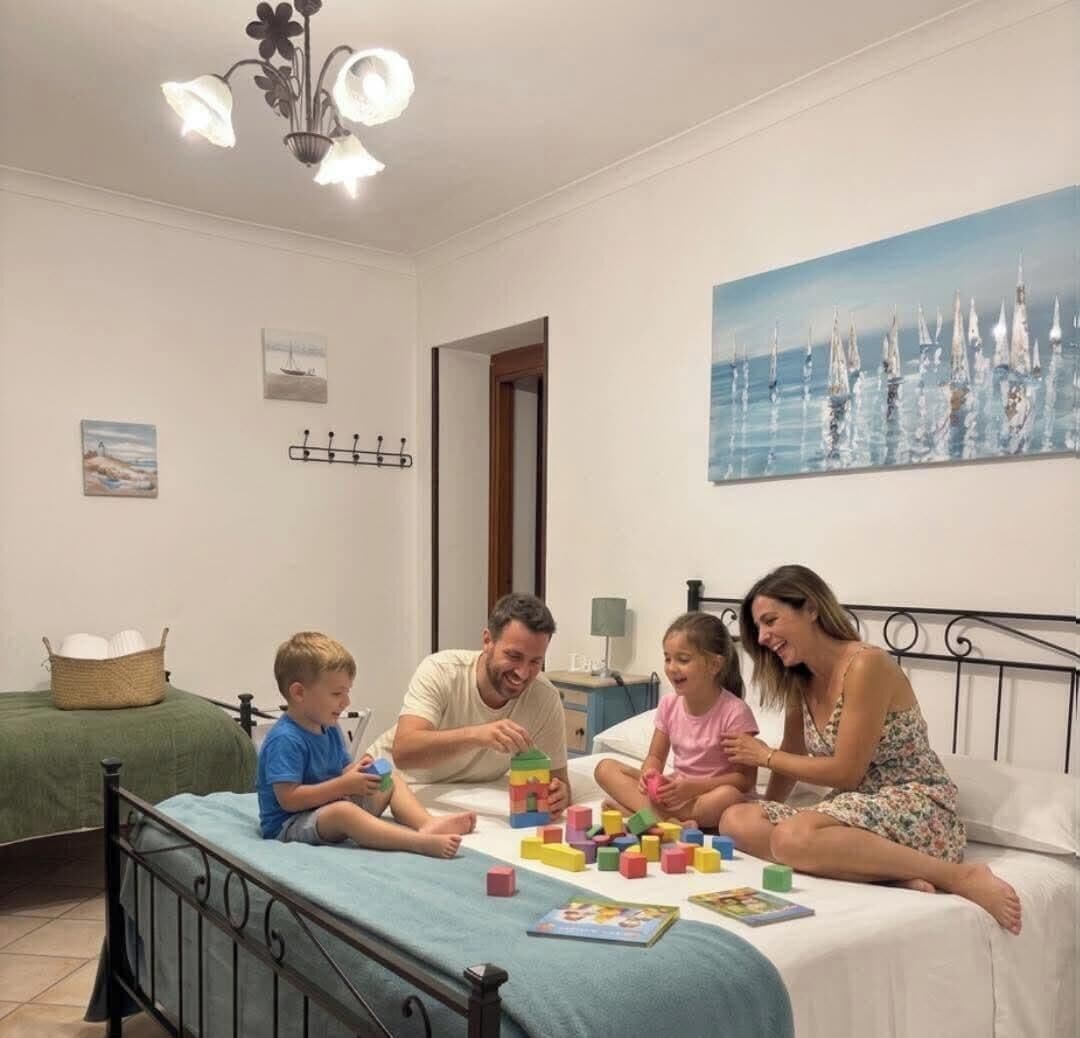 Basic-Dreibettzimmer | Hochwertige Bettwaren, Schreibtisch, schallisolierte Zimmer