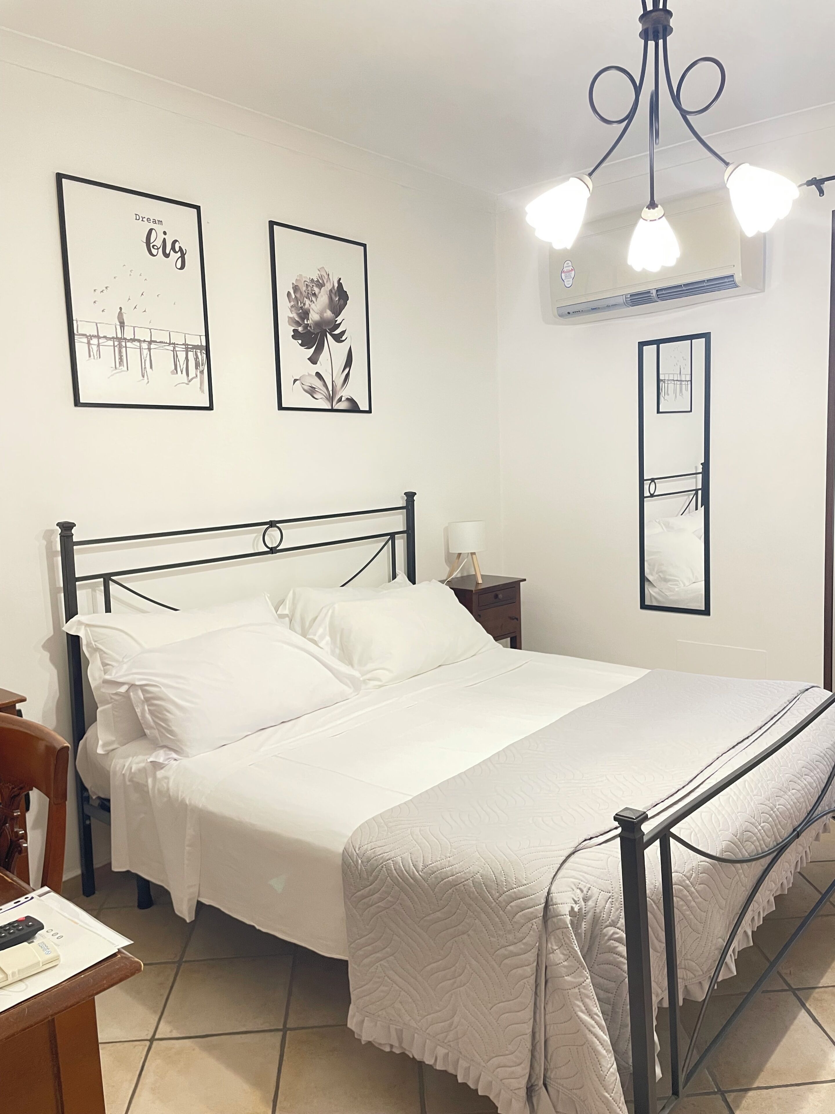 Quarto triplo básico | Roupas de cama premium, escrivaninha, quartos à prova de som