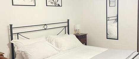 Quarto triplo básico | Roupas de cama premium, escrivaninha, quartos à prova de som