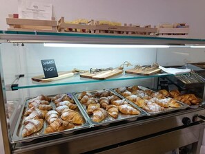 Dagelijks ontbijtbuffet (EUR 7 per persoon)