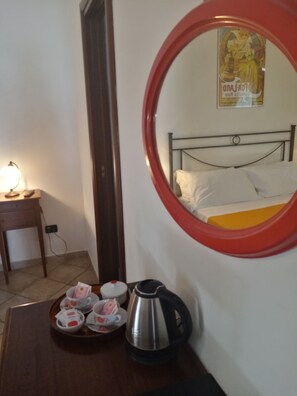 Quarto triplo superior | Roupas de cama premium, escrivaninha, quartos à prova de som