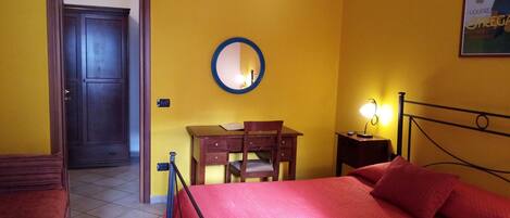 Basic-Dreibettzimmer | Hochwertige Bettwaren, Schreibtisch, schallisolierte Zimmer