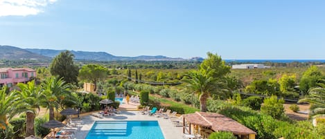 2 個室外泳池;08:00 至 21:00 開放;泳池傘