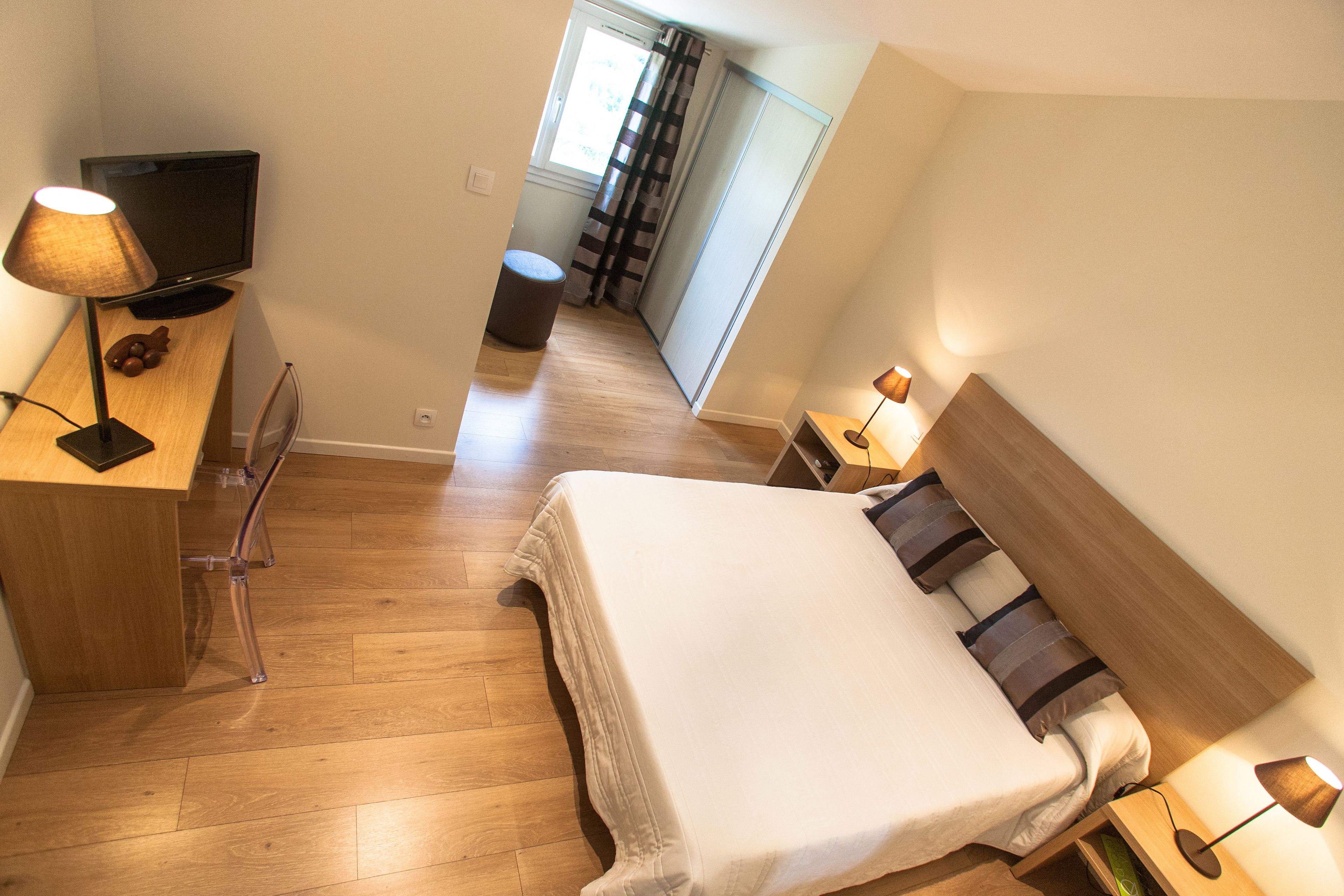 standard double room | in-room safe, individually decorated, individually furnished, desk
