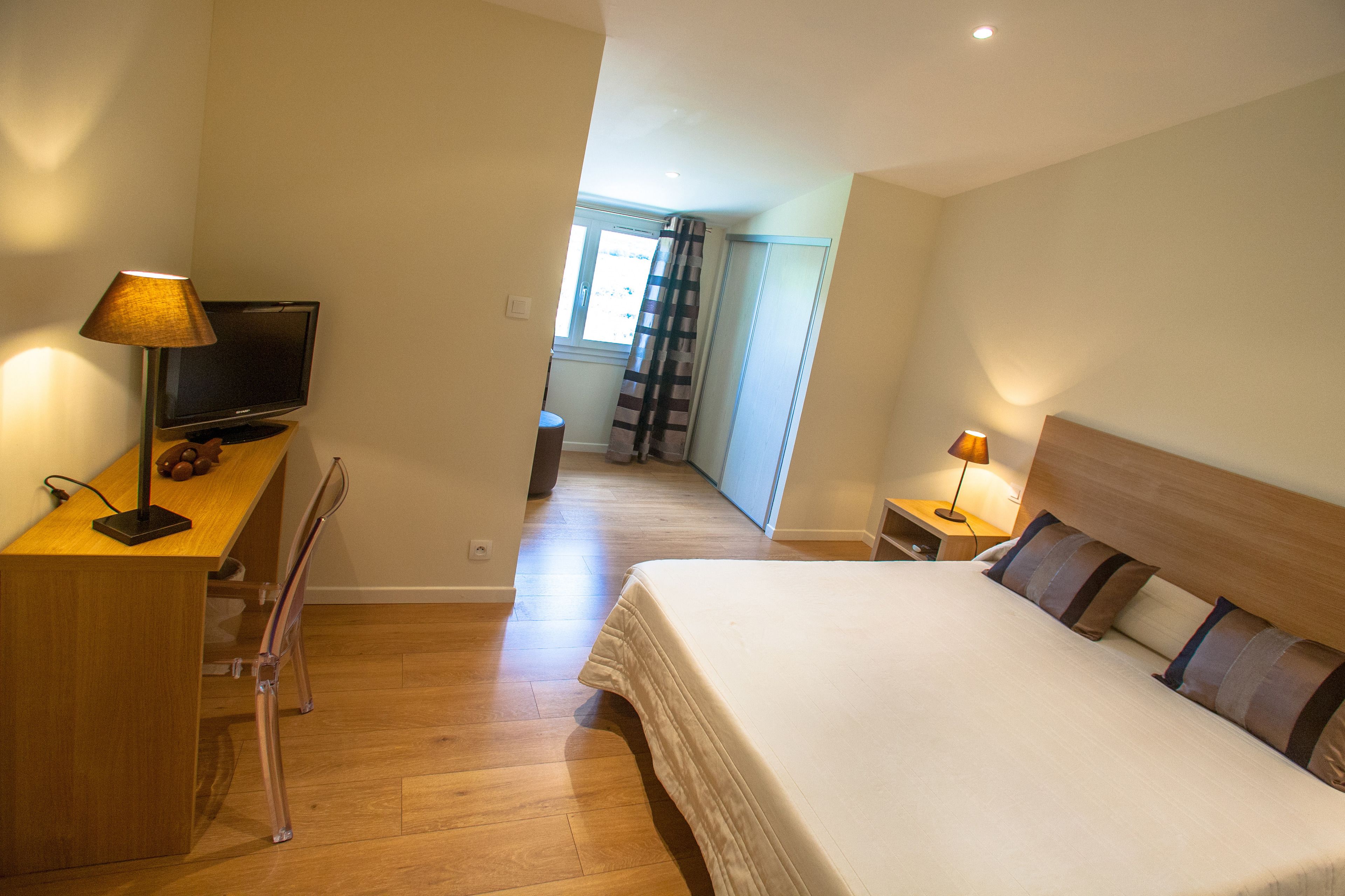 standard double room | in-room safe, individually decorated, individually furnished, desk