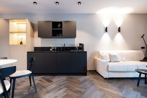 SPLIT STUDIO FOR 4 BALCONY | 迷你吧、客房內保險箱、遮光布/窗簾、隔音