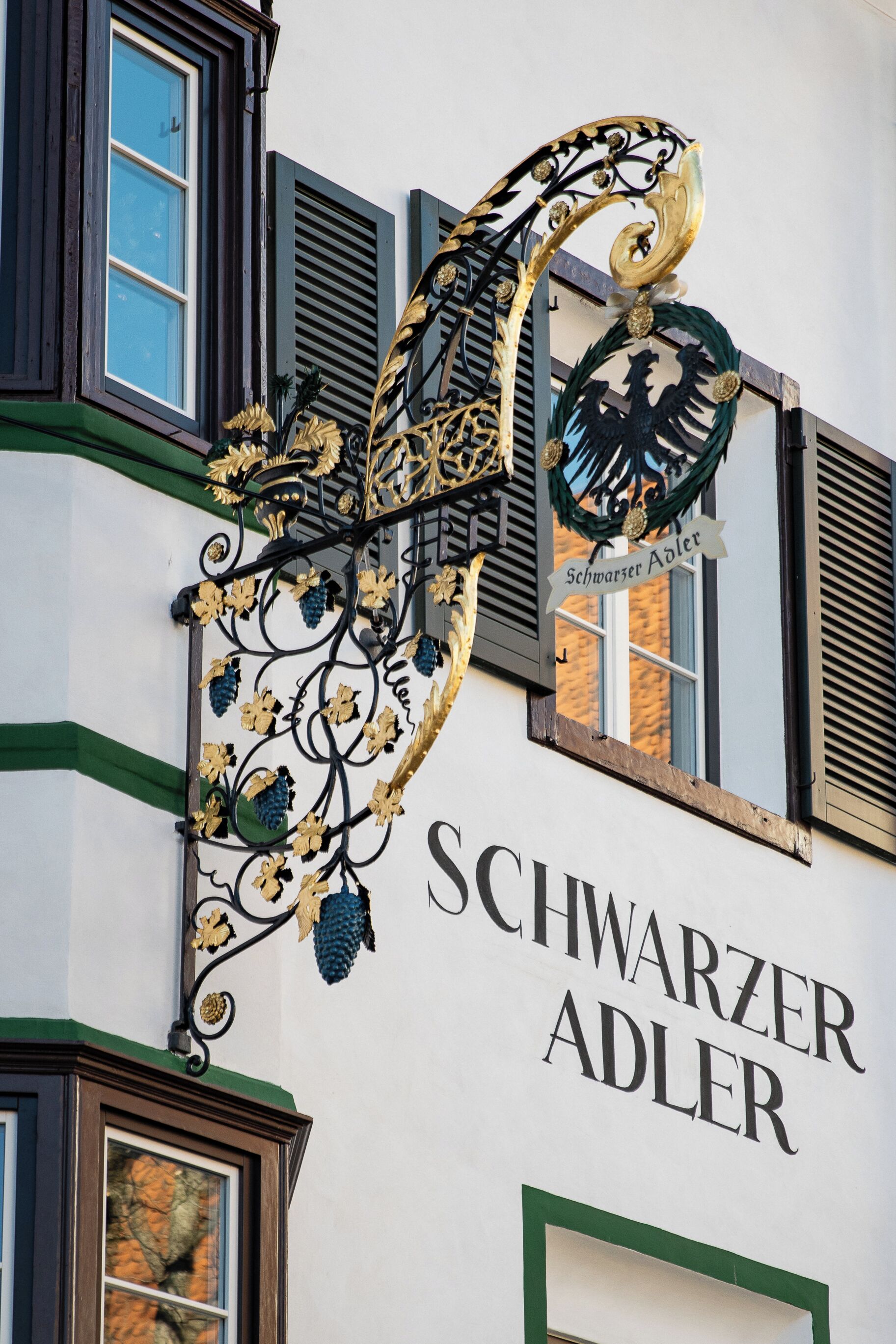 Fachada de um edifício com o nome "Schwarzer Adler" em destaque.