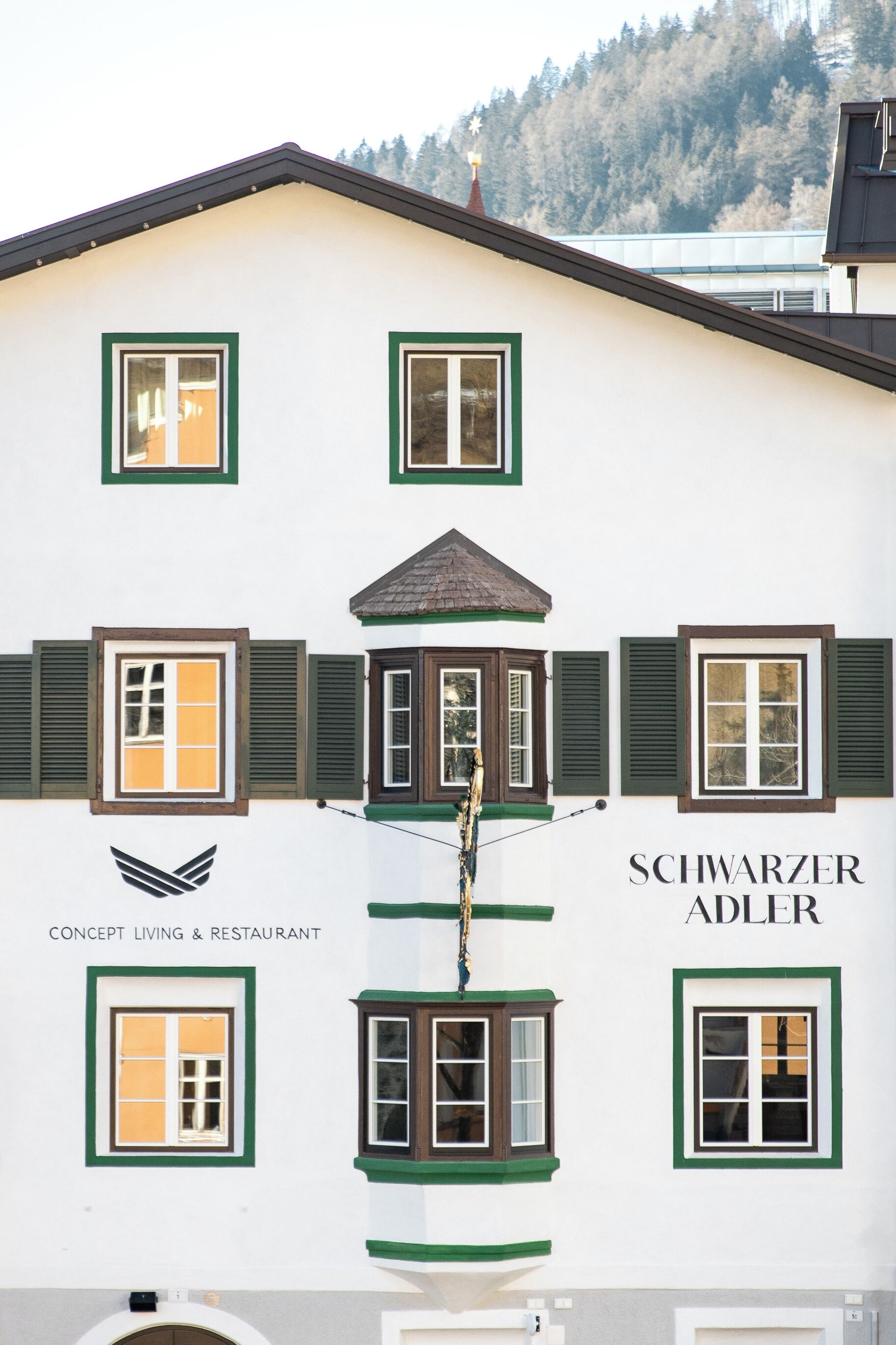 Un edificio con un letrero que dice "SCHWARZER ADLER CONCEPT LIVING & RESTAURANT".