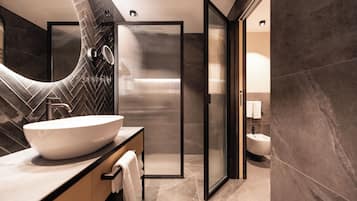 OPEN STUDIO | Badkamer | Een douche, een haardroger, badjassen, pantoffels
