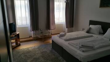 Dobbeltrom | Skrivebord, barnesenger og ekstrasenger (mot et tillegg)