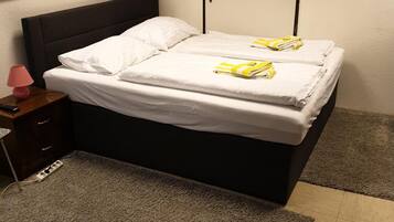 Schreibtisch, Babybetten, Zustellbetten, kostenloses WLAN