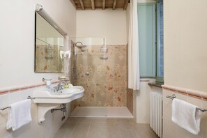 Superior Triple Room | Bathroom | Free toiletries, hair dryer, bidet, towels