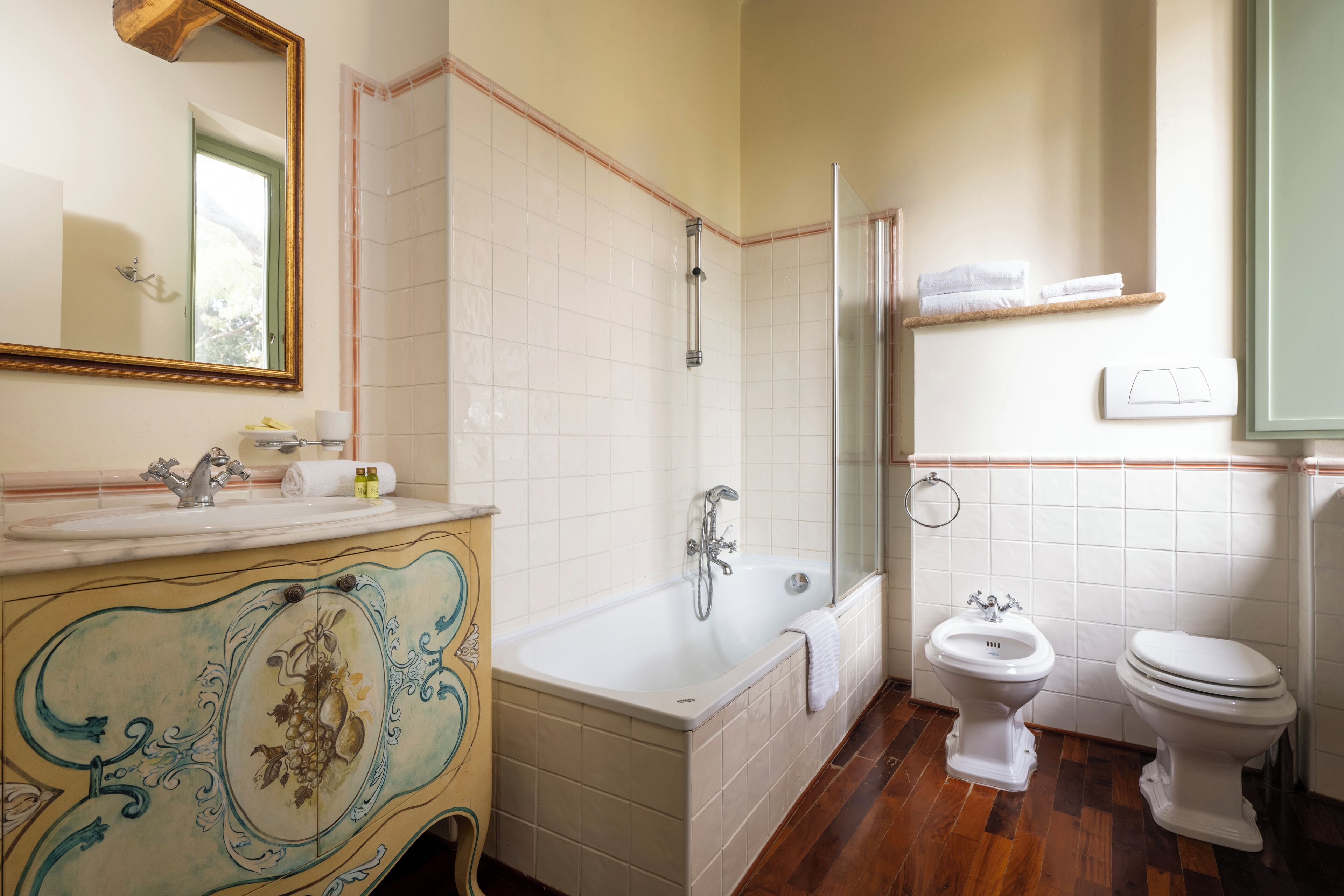 standard double room | bathroom | free toiletries, hair dryer, bidet, towels