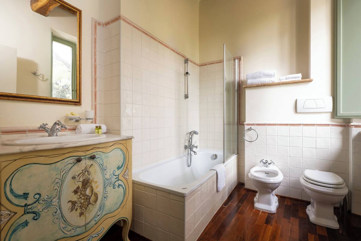 standard double room | bathroom | free toiletries, hair dryer, bidet, towels