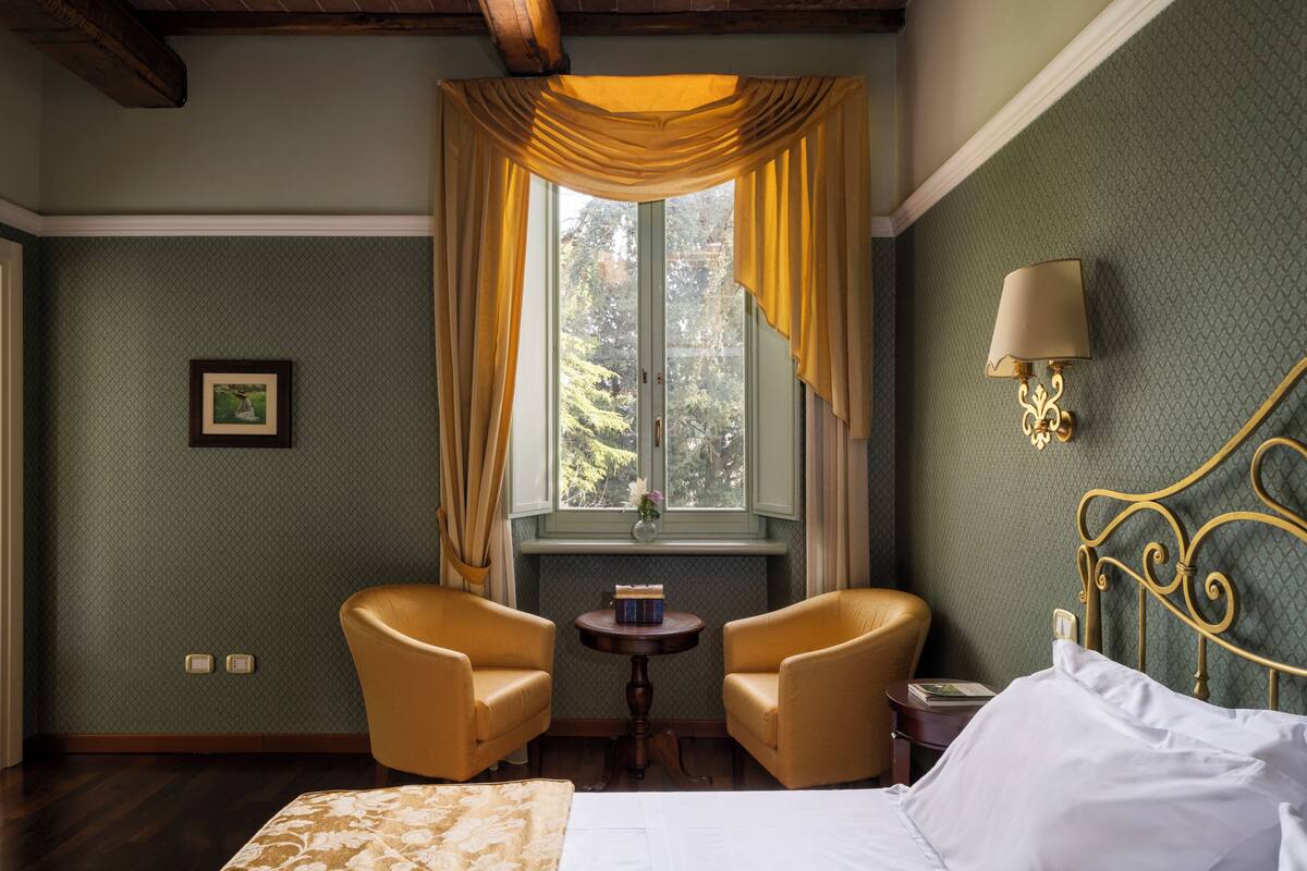 standard double room | 1 bedroom, minibar, individually decorated, individually furnished