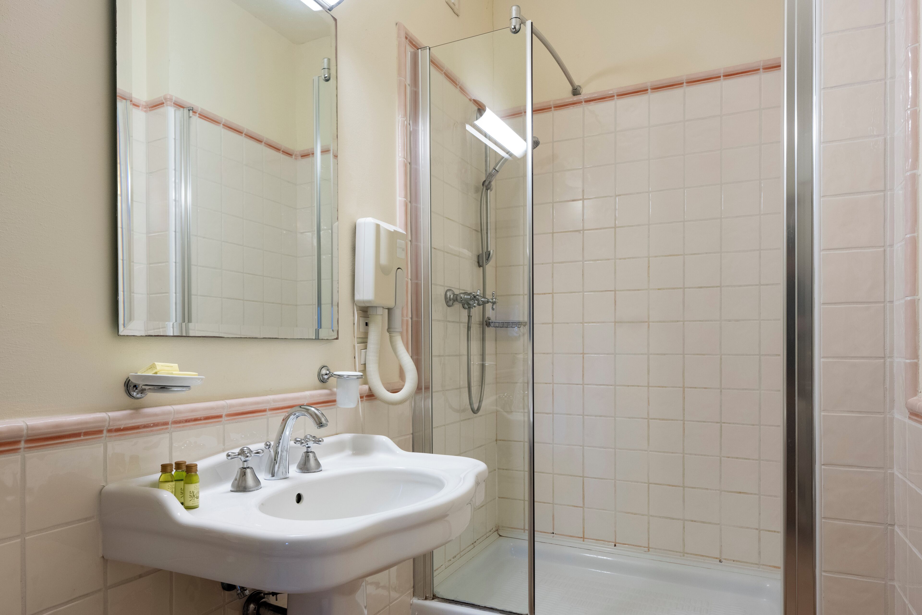 junior studio suite, 1 double bed | bathroom | free toiletries, hair dryer, bidet, towels