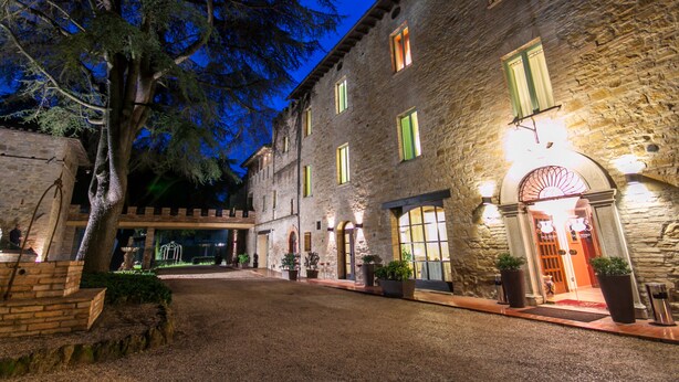 A stone building with multiple windows and a central entrance. - RELAIS PARCO DEI CAVALIERI ASSISI (Assisi)