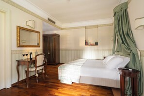 Estudi en suite júnior, 1 llit doble | Minibar, decoració individual, mobiliari individual i escriptori 