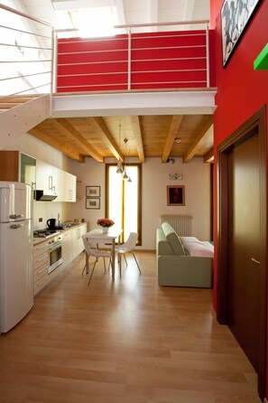 مكتب وتجهيزات عازلة للصوت وواي فاي مجانًا وملاءات أسرّة