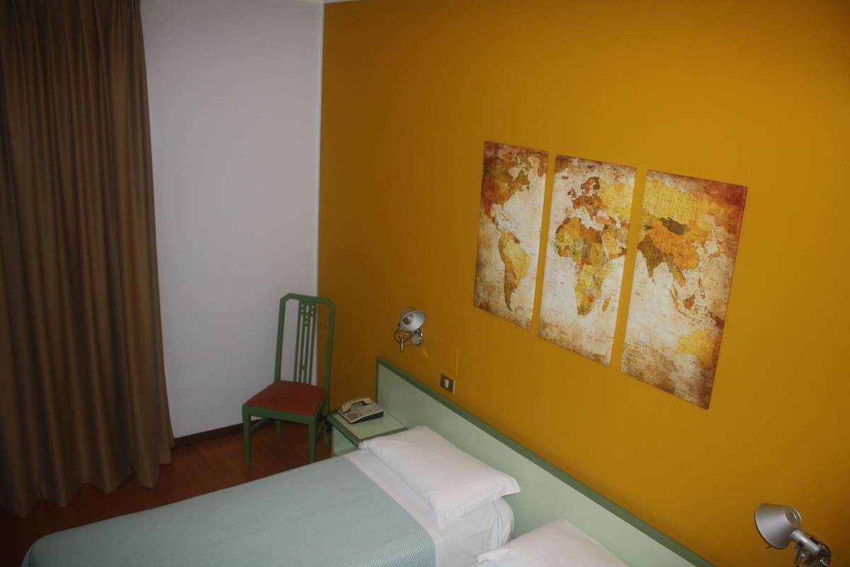 Desk, soundproofing, free WiFi, bed sheets