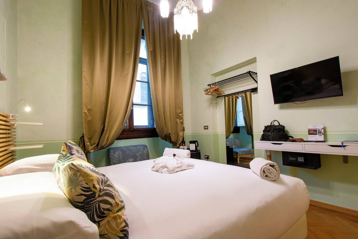Bộ đồ giường cao cấp, chăn bông, nệm Select Comfort, minibar 