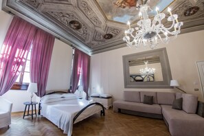 Premium bedding, down duvets, Select Comfort beds, minibar - N4U Guest House (Florence)