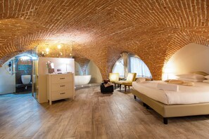 Suite | Premium bedding, down duvets, Select Comfort beds, minibar - N4U Guest House (Florence)