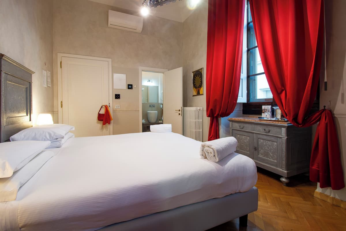 Bộ đồ giường cao cấp, chăn bông, nệm Select Comfort, minibar 