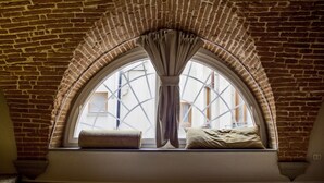 A room with a brick ceiling and a large arched window with a curtain. - N4U Guest House (Florence)