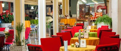 Serveert lunch en diner, visgerechten