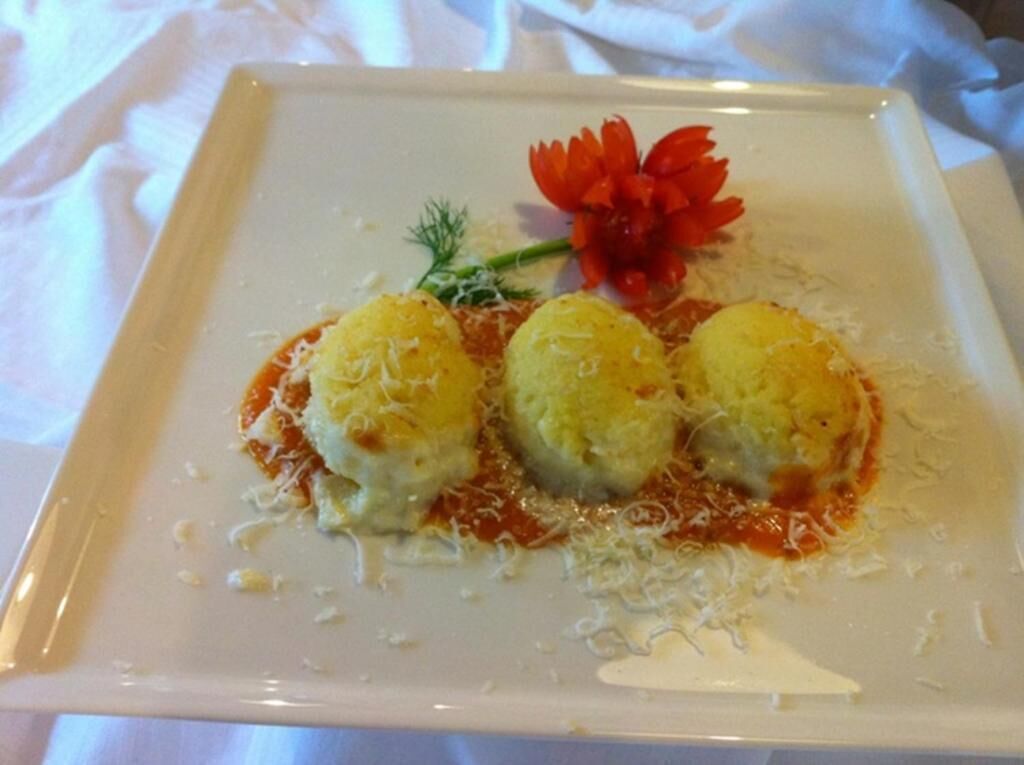 lunch and dinner served, seafood