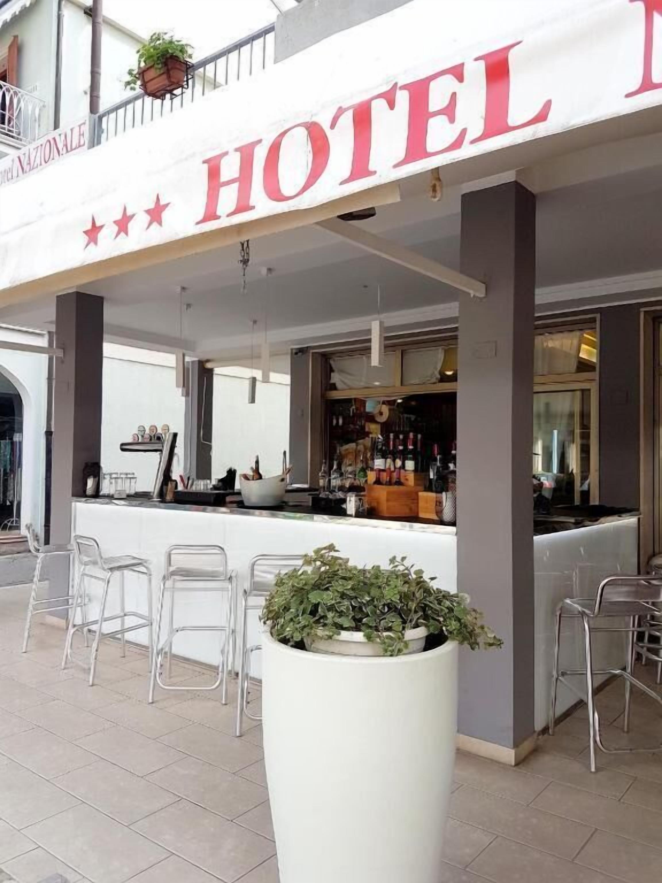 lunch and dinner served, seafood