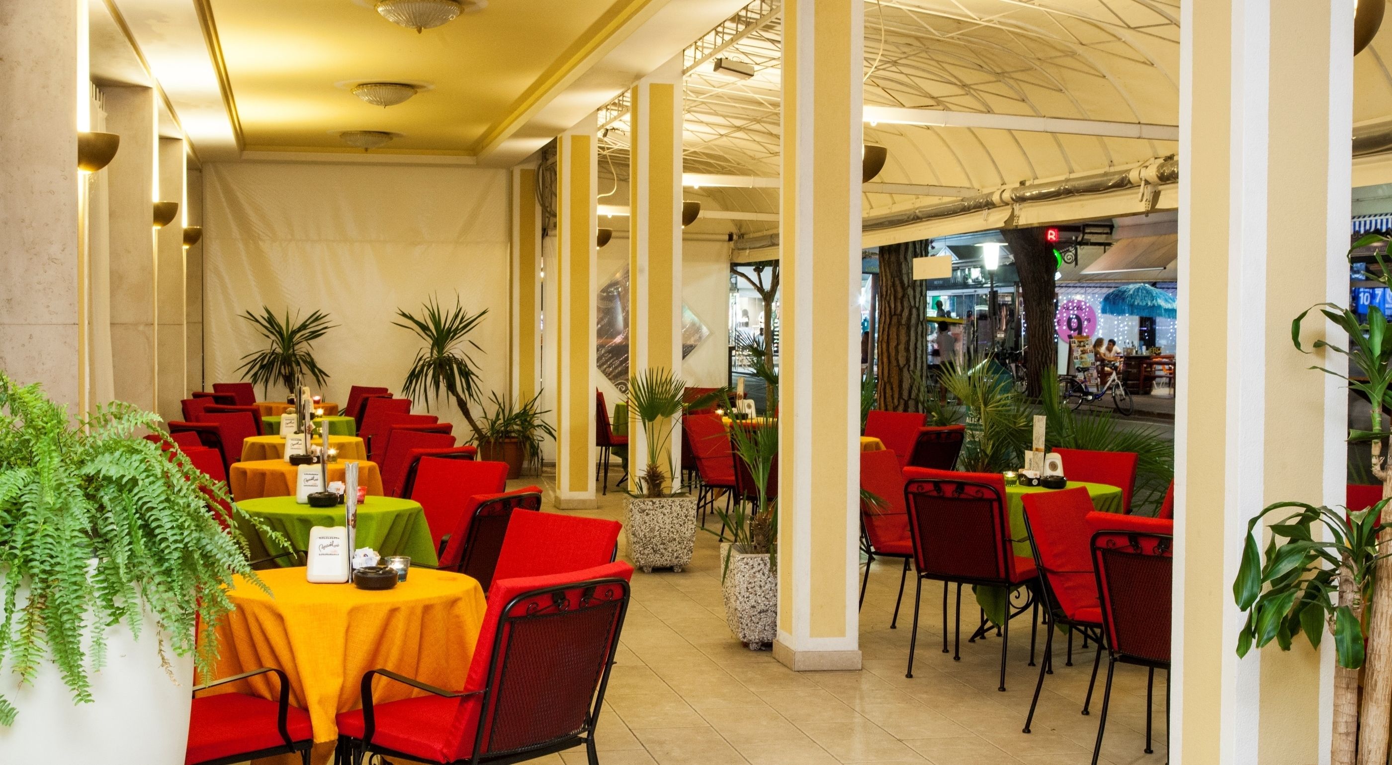 lunch and dinner served, seafood