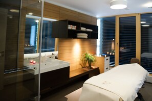 Een sauna, een bubbelbad, een Turks bad/hammam, lichaamsbehandelingen
