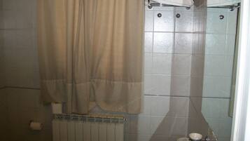 Caja de seguridad en la habitación, escritorio y cortinas blackout