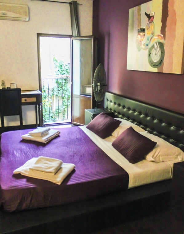 Classic Double Room, 1 Queen Bed | Desk, soundproofing, iron/ironing board, free WiFi