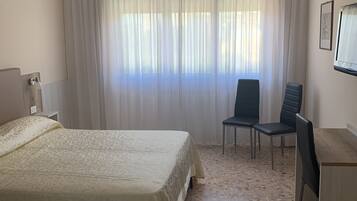 Bureau, lits bébé (gratuits), lits pliants/supplémentaires