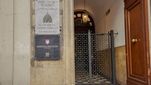 A hotel entrance with a sign indicating a room with a private bathroom on the first floor. - Residenza Maglioni al Battistero (Florence)