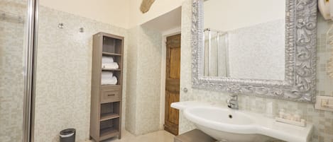 Chambre Ălite | Couette en duvet d'oie, coffres-forts dans les chambres, bureau