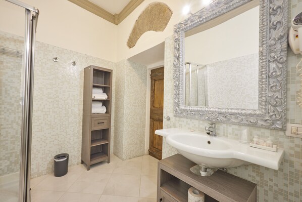 Elite-rum | Duntäcken, värdeförvaringsskåp på rummet, skrivbord och ljudisolering