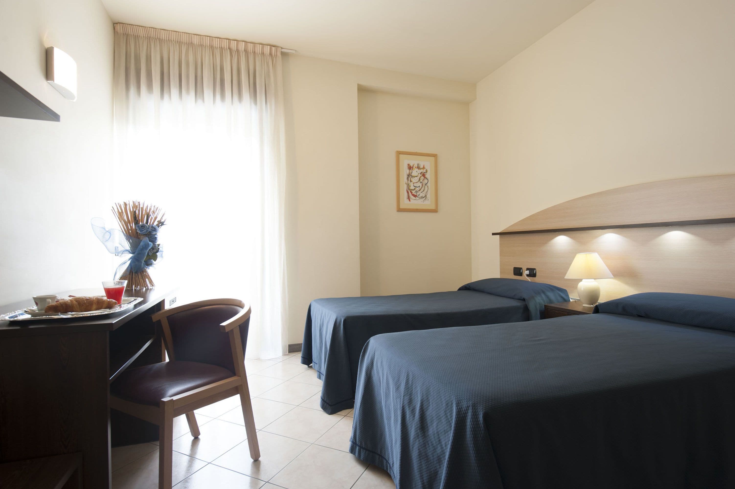 standard room, 2 single beds | minibar, in-room safe, desk, soundproofing