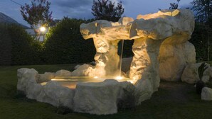 A rock formation with a water feature and lighting. - Hotel Le Ginestre (Roccacasale)